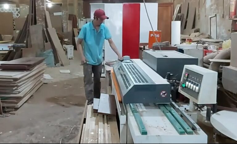 Thợ mộc dán cạnh giường tầng