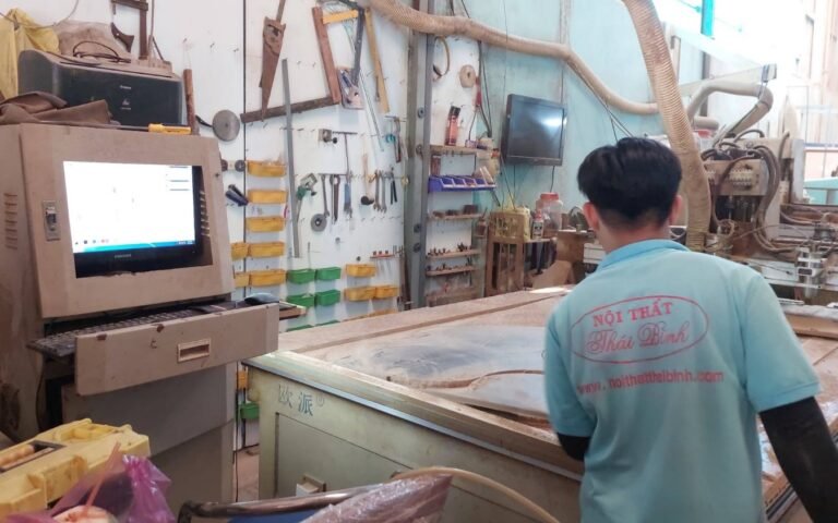 Thợ mộc cắt ván giường tầng bằng máy cnc