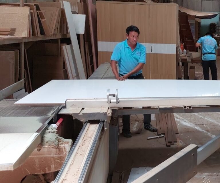 Thợ mộc cắt ván sản xuất giường tầng