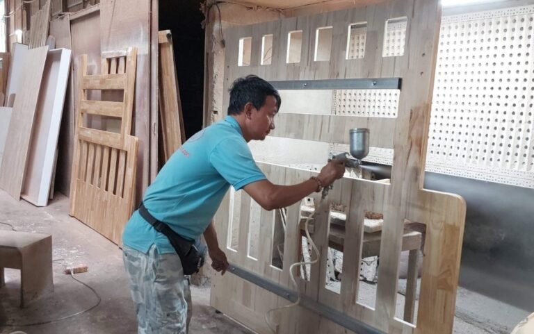 Thợ mộc sơn giường tầng gỗ